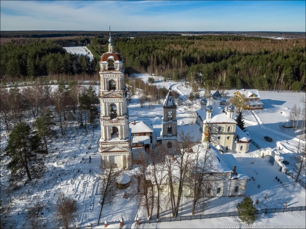 Погост Дмитрия Солунского. Храмовый комплекс. Церкви Димитрия Солунского и Митрофана Воронежского. общий вид в ландшафте