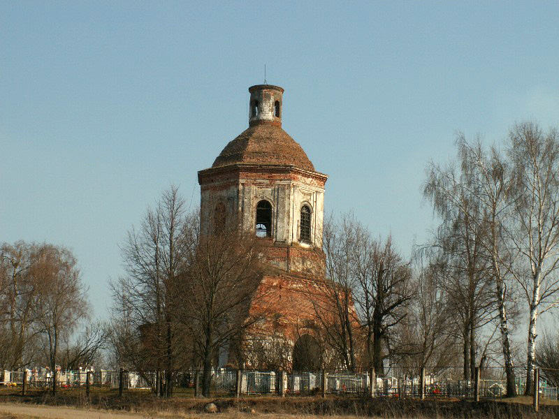 Гари. Церковь Троицы Живоначальной. общий вид в ландшафте