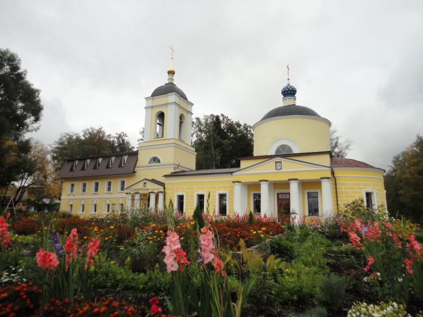 Сергиев Посад. Церковь Покрова Пресвятой Богородицы (Всех Святых) на Кокуевском кладбище. общий вид в ландшафте