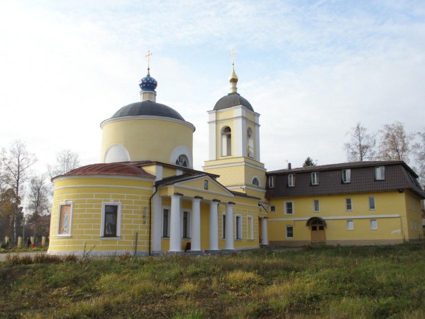 Сергиев Посад. Церковь Покрова Пресвятой Богородицы (Всех Святых) на Кокуевском кладбище. общий вид в ландшафте, Вид с северо-востока