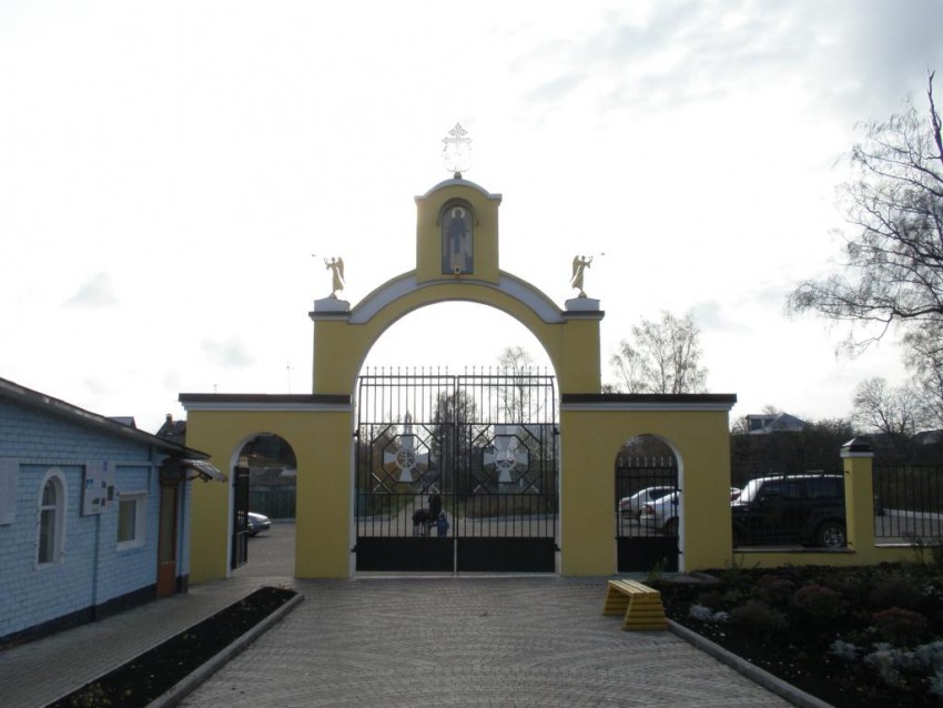 Церковь Покрова Пресвятой Богородицы (Всех Святых) на Кокуевском кладбище, Сергиев Посад (Сергиево-Посадский городской округ, Московская область). дополнительная информация, Ворота храма, вид с севера
