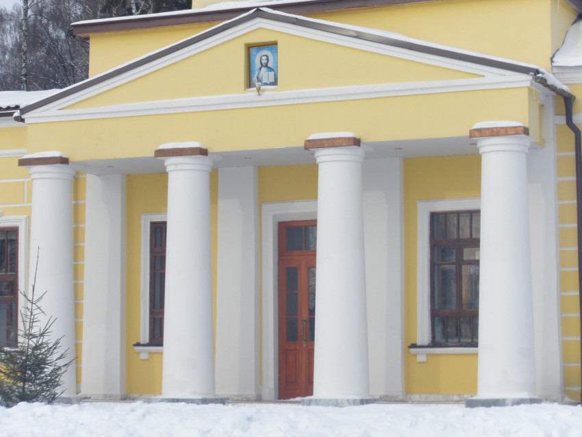 Сергиев Посад. Церковь Покрова Пресвятой Богородицы (Всех Святых) на Кокуевском кладбище. архитектурные детали, Колоннада южного фасада