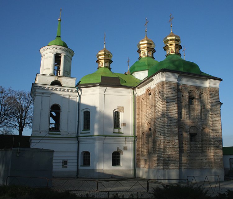 Киев. Успенская Киево-Печерская лавра. Церковь Спаса Преображения на Берестове. общий вид в ландшафте, Спаса на Берестове