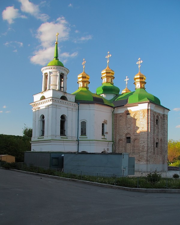 Киев. Успенская Киево-Печерская лавра. Церковь Спаса Преображения на Берестове. общий вид в ландшафте