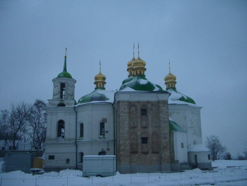 Киев. Успенская Киево-Печерская лавра. Церковь Спаса Преображения на Берестове. общий вид в ландшафте