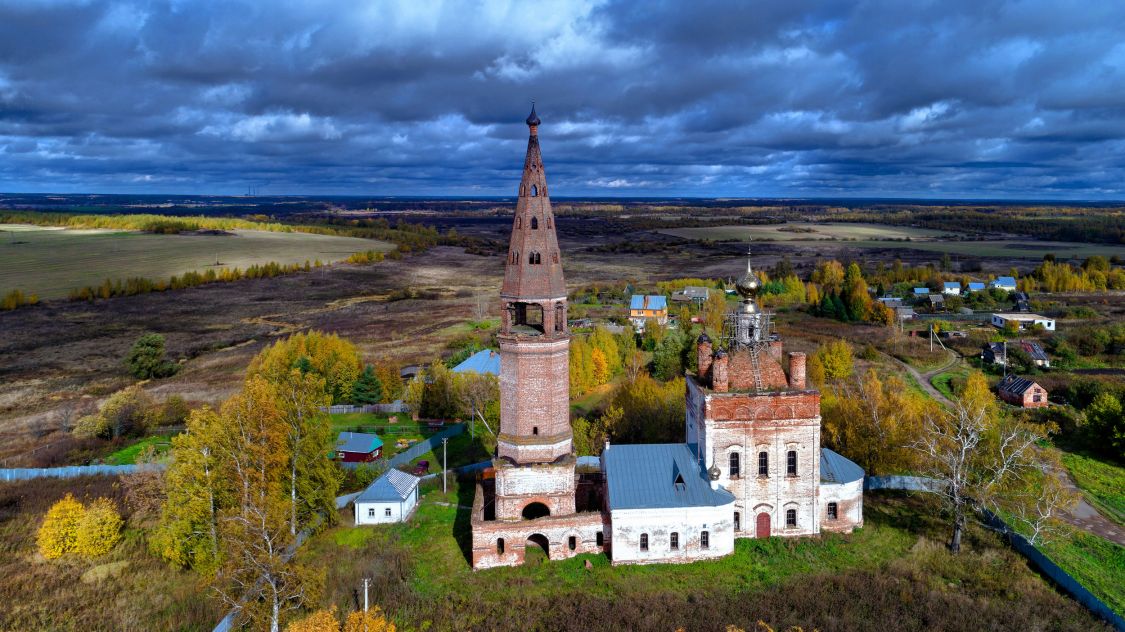 Шухомош. Церковь Иоанна Предтечи. общий вид в ландшафте