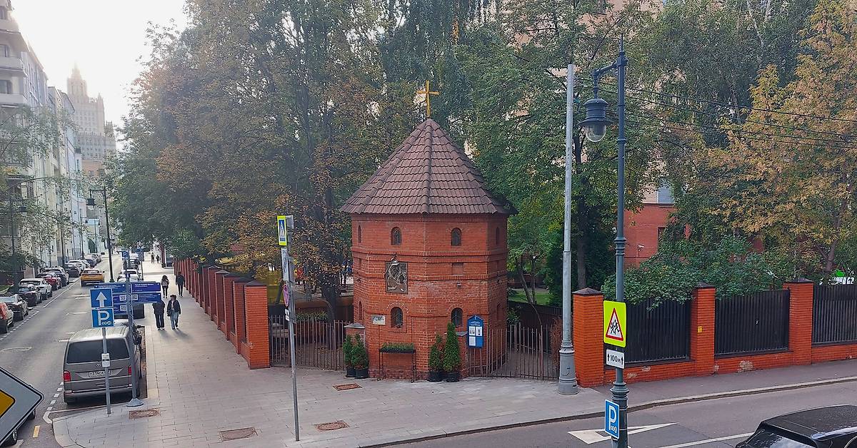 общий вид в ландшафте. Церковь Иверской иконы Божией Матери на Сивцевом Вражке, Арбат (Центральный административный округ (ЦАО), г. Москва)