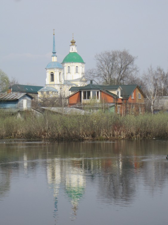 Церковь Спаса Нерукотворного Образа в Киове, Лобня (Мытищинский городской округ и гг. Долгопрудный, Лобня, Московская область). общий вид в ландшафте, Вид с озера Киово
