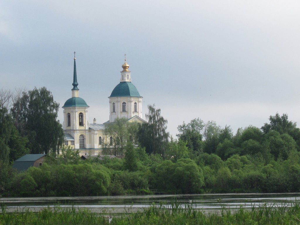 Церковь Спаса Нерукотворного Образа в Киове, Лобня (Мытищинский городской округ и гг. Долгопрудный, Лобня, Московская область). общий вид в ландшафте