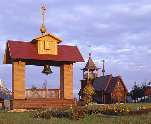 Мартюхи. Церковь Феодора Стратилата. общий вид в ландшафте