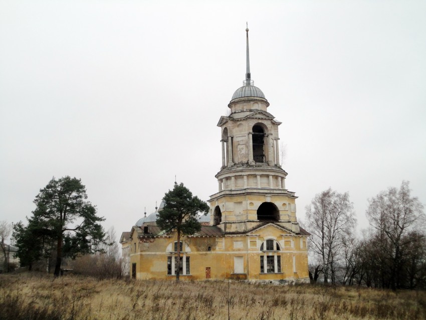 Старица. Церковь Спаса Нерукотворного Образа. общий вид в ландшафте