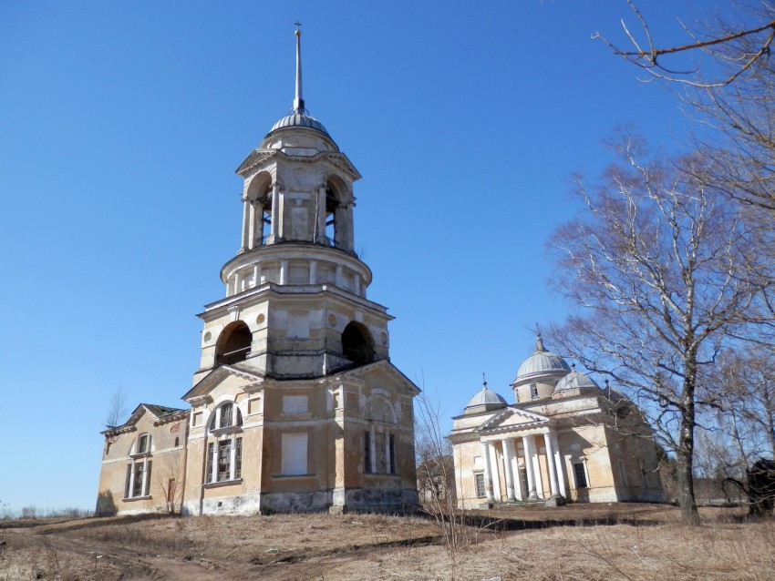 Старица. Церковь Спаса Нерукотворного Образа. общий вид в ландшафте