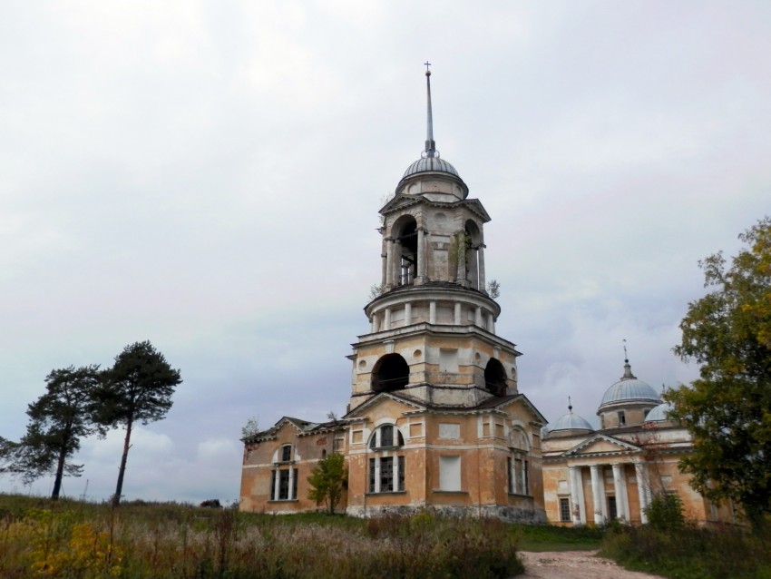 Старица. Церковь Спаса Нерукотворного Образа. общий вид в ландшафте