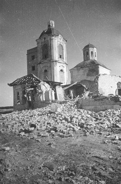 Церковь Рождества Христова, Вязьма (Вяземский район, Смоленская область). архивная фотография, После освобождения, перед церковью разрушенное здание церковноприходской школы.
Автор - Георгий Петрусов, источник - собрание МАММ/МДФ