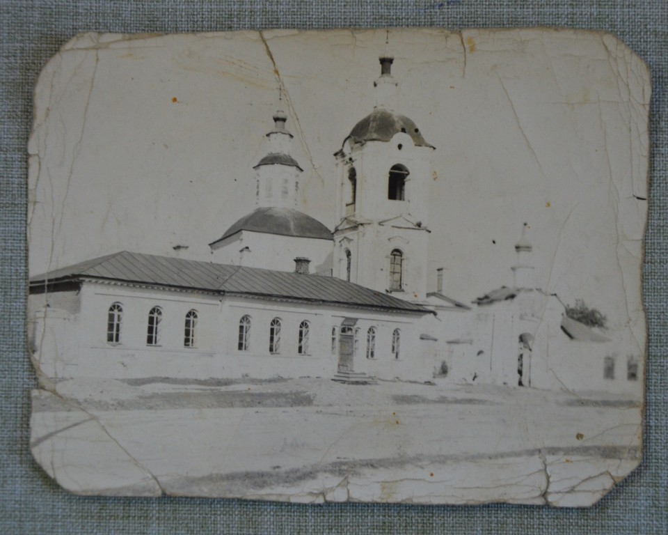 Церковь Рождества Христова, Вязьма (Вяземский район, Смоленская область). архивная фотография, перед церковью церковно-приходская школа