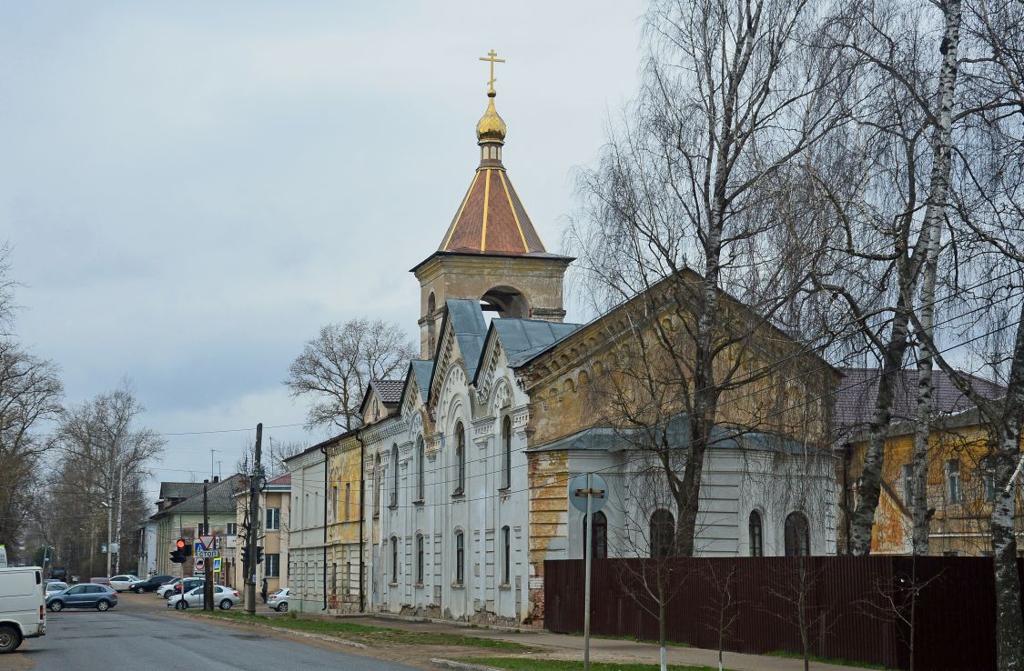 Домовая церковь Смоленской иконы Божией Матери при бывшем женском епархиальном училище, Ржев (Ржевский район и г. Ржев, Тверская область). общий вид в ландшафте