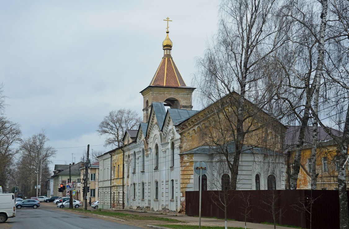 Ржев. Домовая церковь Смоленской иконы Божией Матери при бывшем женском епархиальном училище. общий вид в ландшафте