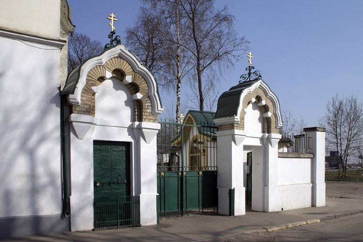 Моленная Успения Пресвятой Богородицы Гребенщиковской старообрядческой общины, Рига (Рига, город, Латвия). архитектурные детали, Ворота главного входа. Фото : Анатолий Солодовников