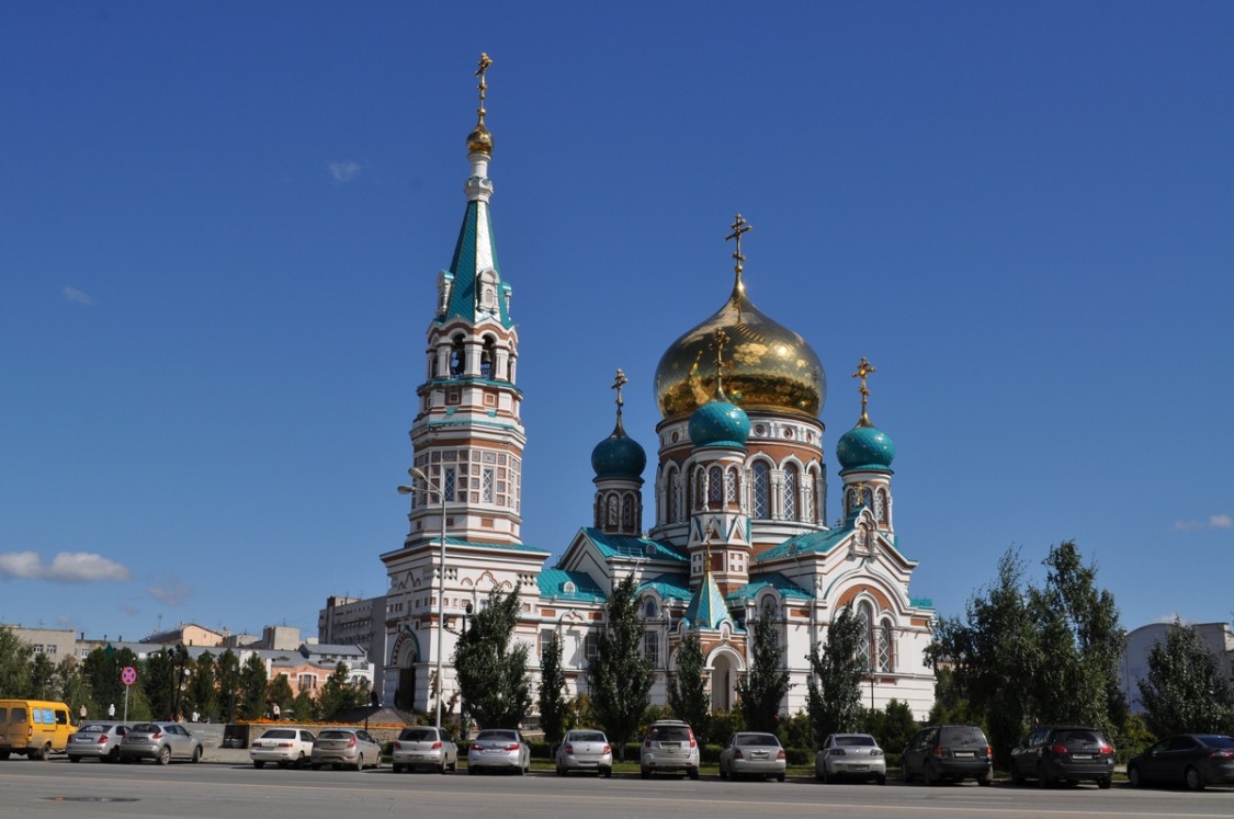 Омск. Кафедральный собор Успения Пресвятой Богородицы (воссозданный). общий вид в ландшафте