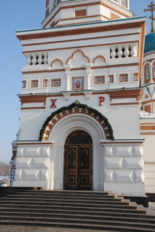 Омск. Кафедральный собор Успения Пресвятой Богородицы (воссозданный). архитектурные детали,  Главный вход в собор.