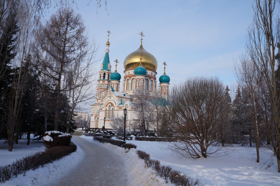 Омск. Кафедральный собор Успения Пресвятой Богородицы (воссозданный). общий вид в ландшафте