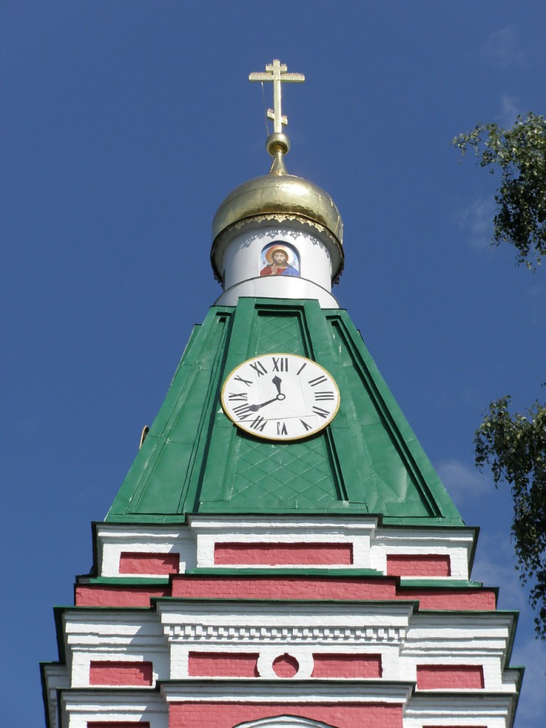 Церковь Рождества Пресвятой Богородицы, Балашиха (Балашихинский городской округ и г. Реутов, Московская область). архитектурные детали, Купол  колокольни,  хорошо  видны  имеющиеся  на  нем  часы.