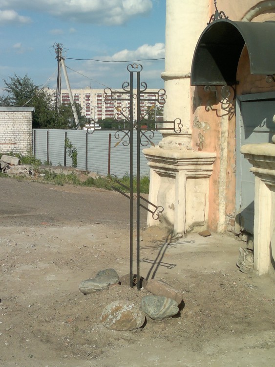 Кизический Введенский монастырь, Московский район (Казань, город, Республика Татарстан). дополнительная информация, Крест, справа от входа в монастырь через арку во Владимирской надвратной церкви.