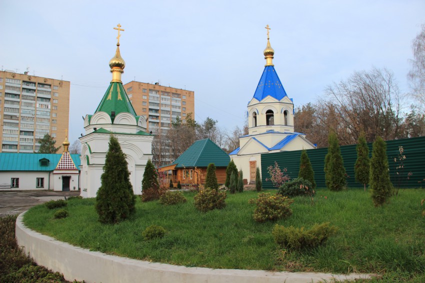 Кизический Введенский монастырь, Московский район (Казань, город, Республика Татарстан). архитектурные детали, Общий вид территории. Слева церковь Девяти мучеников Кизических, по центру часовня Новомучеников и церковная лавка, справа колокольня.