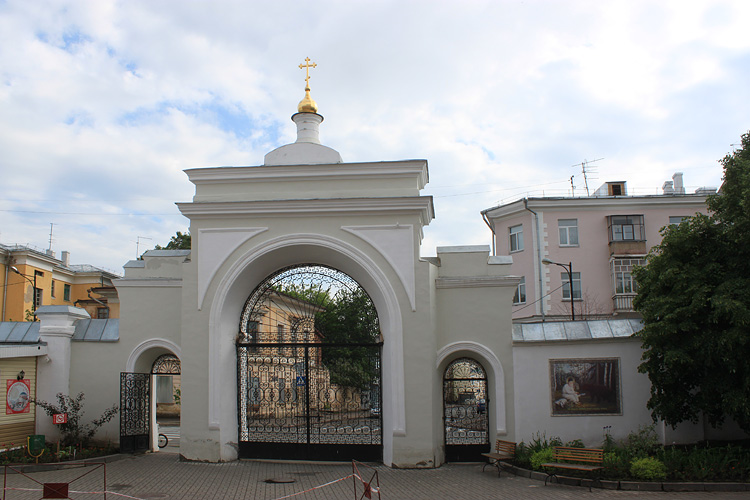 Казанско-Богородицкий монастырь, Вахитовский район (Казань, город, Республика Татарстан). дополнительная информация, Главные врата. Вид от Крестовоздвиженского храма