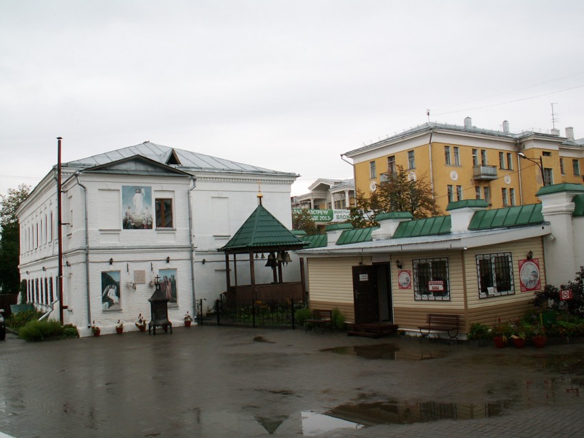 Казанско-Богородицкий монастырь, Вахитовский район (Казань, город, Республика Татарстан). дополнительная информация, временная колокольня, церковная лавка и другие монастырские строения