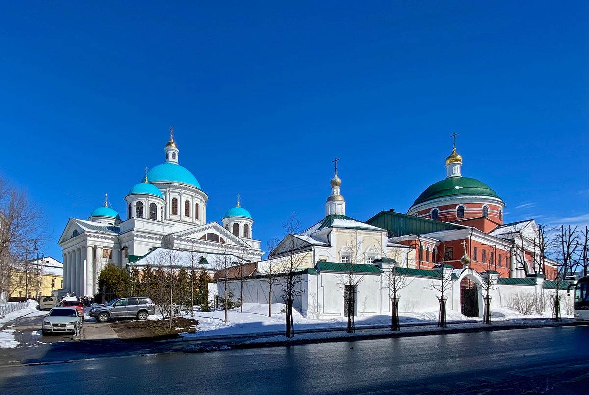 Вид вдоль Большой Красной улицы, фасады. Казанско-Богородицкий монастырь, Вахитовский район (Казань, город, Республика Татарстан)