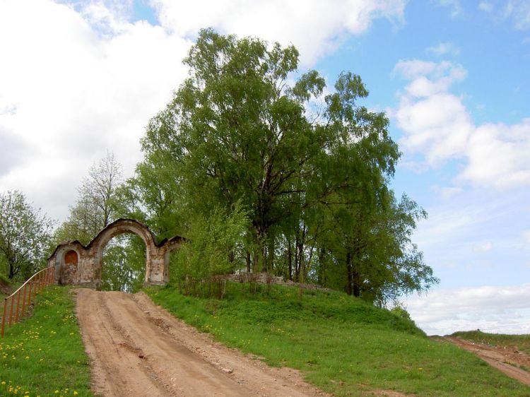 Церковь Троицы Живоначальной, Торжок (Торжокский район и г. Торжок, Тверская область). дополнительная информация, Ограда кладбища первая половина XIX века.