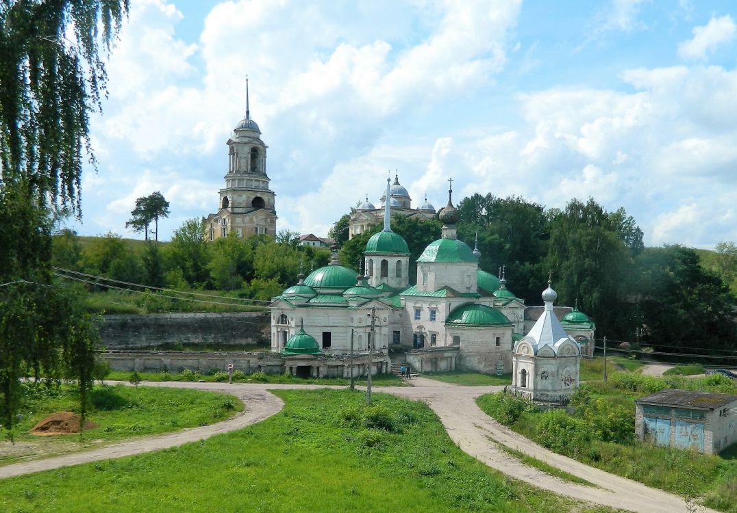 Старица. Часовня Александра Невского. фасады, Часовня на фоне нового городища и храма Рождества Богородицы (Параскевы) на Торгу