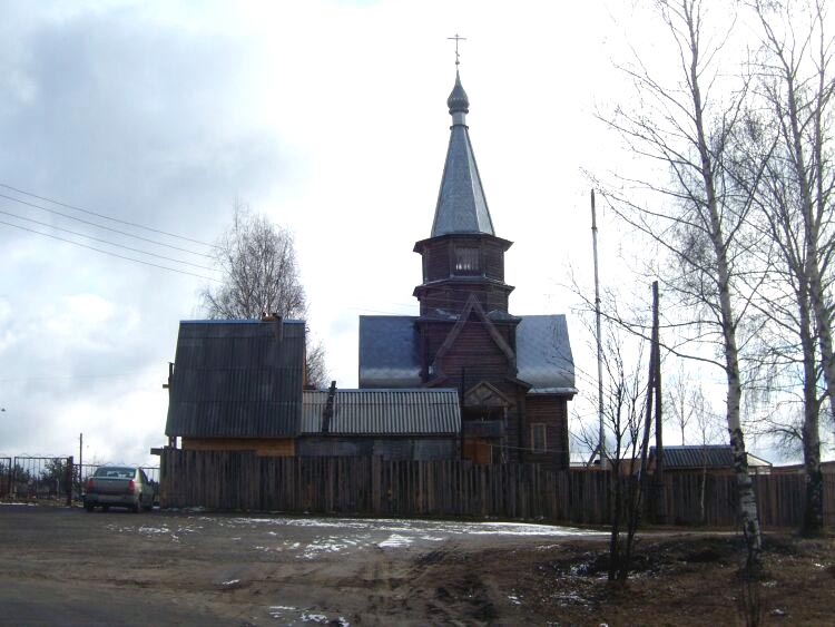 Шуя. Церковь Успения Пресвятой Богородицы на городском кладбище. общий вид в ландшафте