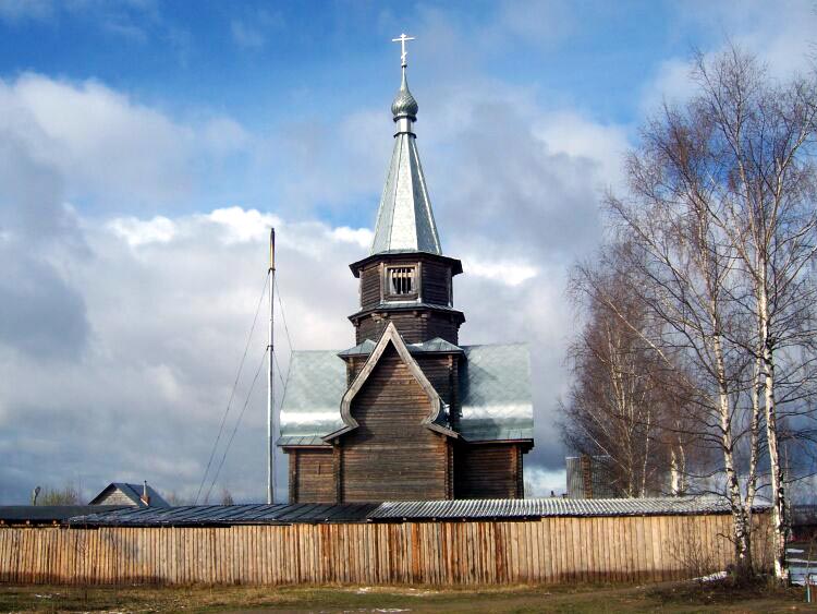 Церковь Успения Пресвятой Богородицы на городском кладбище, Шуя (Шуйский район, Ивановская область). общий вид в ландшафте
