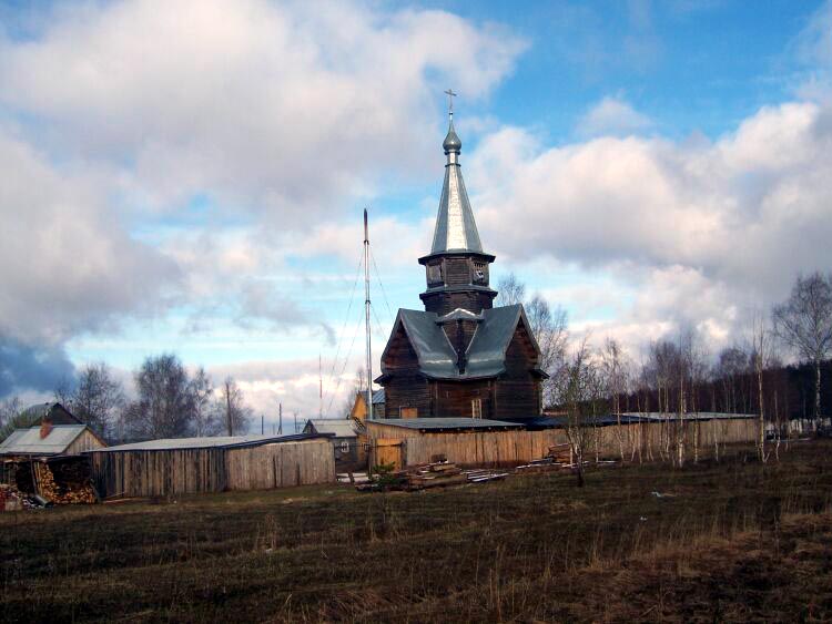 Шуя. Церковь Успения Пресвятой Богородицы на городском кладбище. общий вид в ландшафте