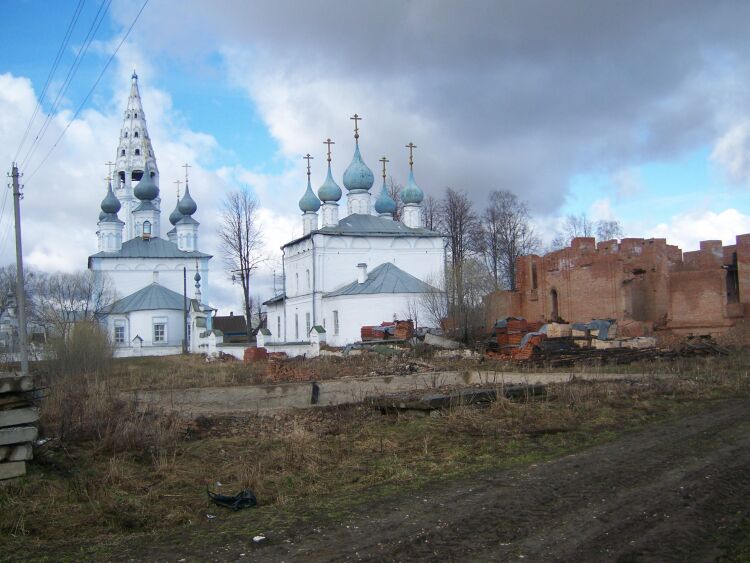 Кузнецово. Казанский мужской монастырь. общий вид в ландшафте, Общий вид ансамбля монастыря, справа строящаяся церковь.