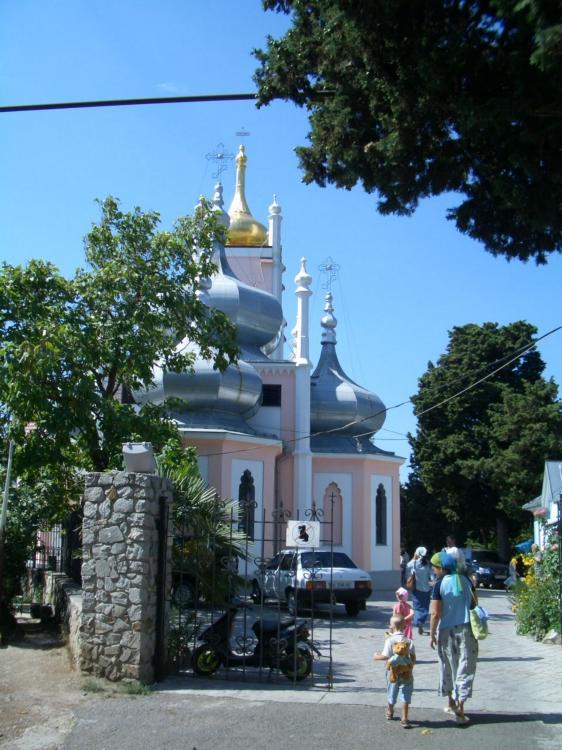 Ялта. Церковь Иоанна Златоуста на Поликуровском холме. общий вид в ландшафте