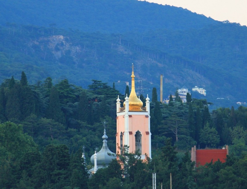 Ялта. Церковь Иоанна Златоуста на Поликуровском холме. общий вид в ландшафте, Вид с ялтинской набережной