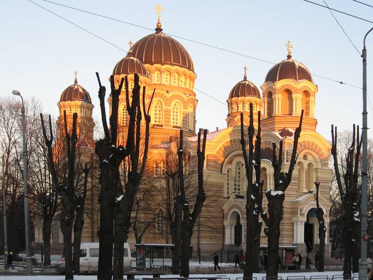 Кафедральный собор Рождества Христова, Рига (Рига, город, Латвия). фасады, Утром лучи восходящего солнца освещают не алтарную апсиду храма, а колокольню и притвор, так как алтарь вопреки канону ориентирован на северо-запад	      