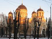 Кафедральный собор Рождества Христова, Утром лучи восходящего солнца освещают не алтарную апсиду храма, а колокольню и притвор, так как алтарь вопреки канону ориентирован на северо-запад	      <br>, Рига, Рига, город, Латвия