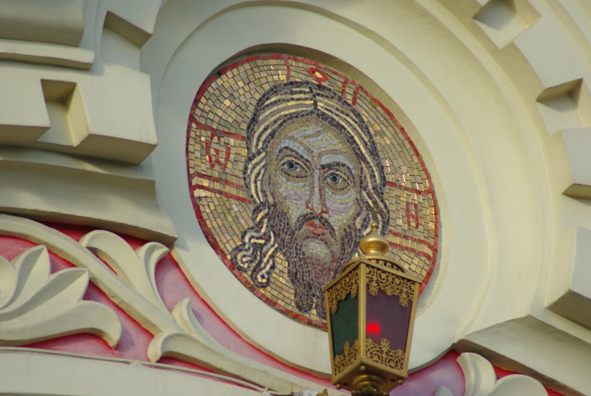 Рига. Кафедральный собор Рождества Христова. архитектурные детали, Икона с лампадой над входом в собор.