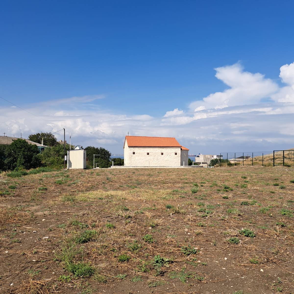 Вид издалека, с южной стороны. , общий вид в ландшафте. Церковь Димитрия Солунского, Феодосия (Феодосия, город, Республика Крым)