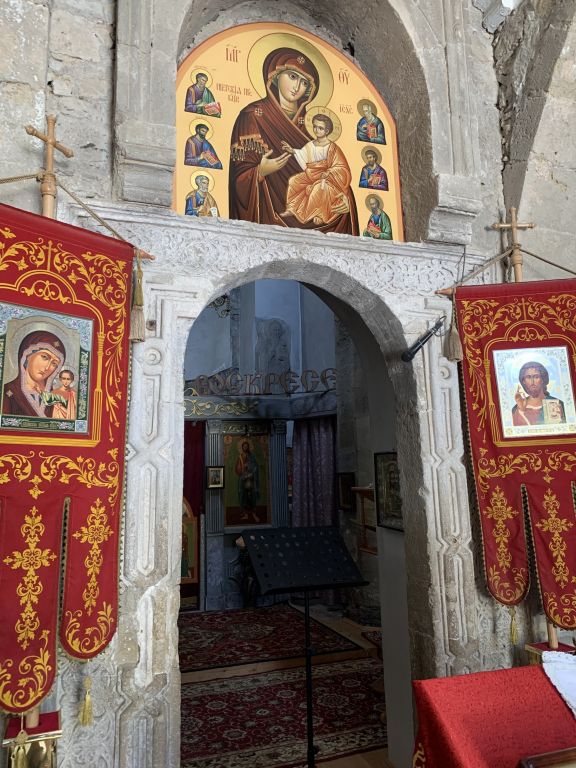 Церковь Иоанна Предтечи (Иверской иконы Божией Матери), Феодосия (Феодосия, город, Республика Крым). интерьер и убранство, внутренняя арка с мраморным обрамлением