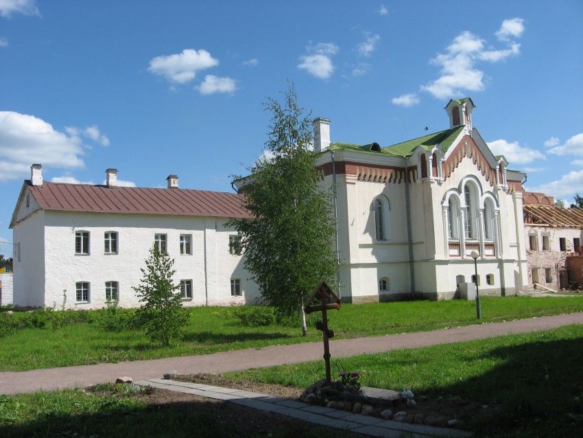 Тихвин. Тихвинский Богородице-Успенский мужской монастырь. Церковь Воздвижения Креста Господня. фасады, Слева братские 