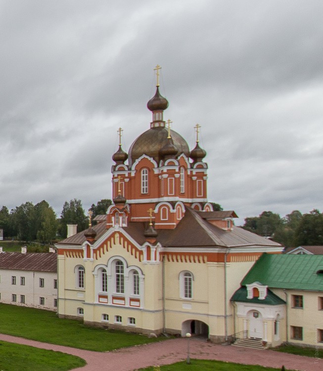 Тихвин. Тихвинский Богородице-Успенский мужской монастырь. Церковь Воздвижения Креста Господня. фасады