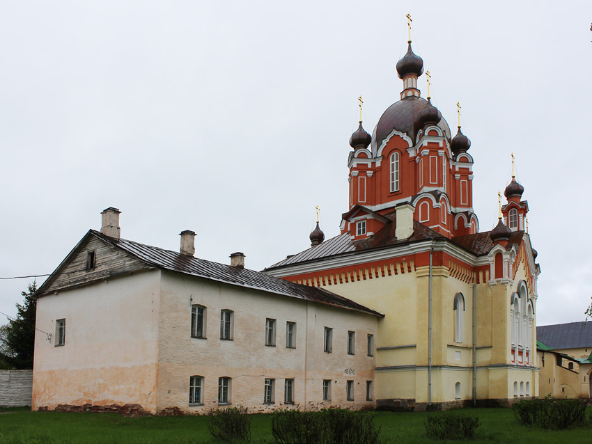 Тихвинский Богородице-Успенский мужской монастырь. Церковь Воздвижения Креста Господня, Тихвин (Тихвинский район, Ленинградская область). фасады