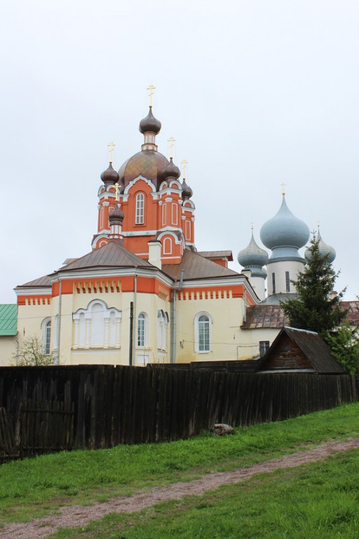 Тихвин. Тихвинский Богородице-Успенский мужской монастырь. Церковь Воздвижения Креста Господня. фасады, Вид с востока