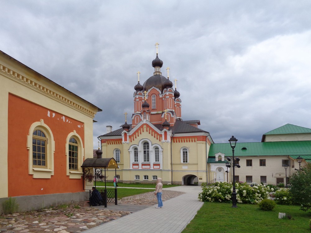 Тихвин. Тихвинский Богородице-Успенский мужской монастырь. Церковь Воздвижения Креста Господня. фасады