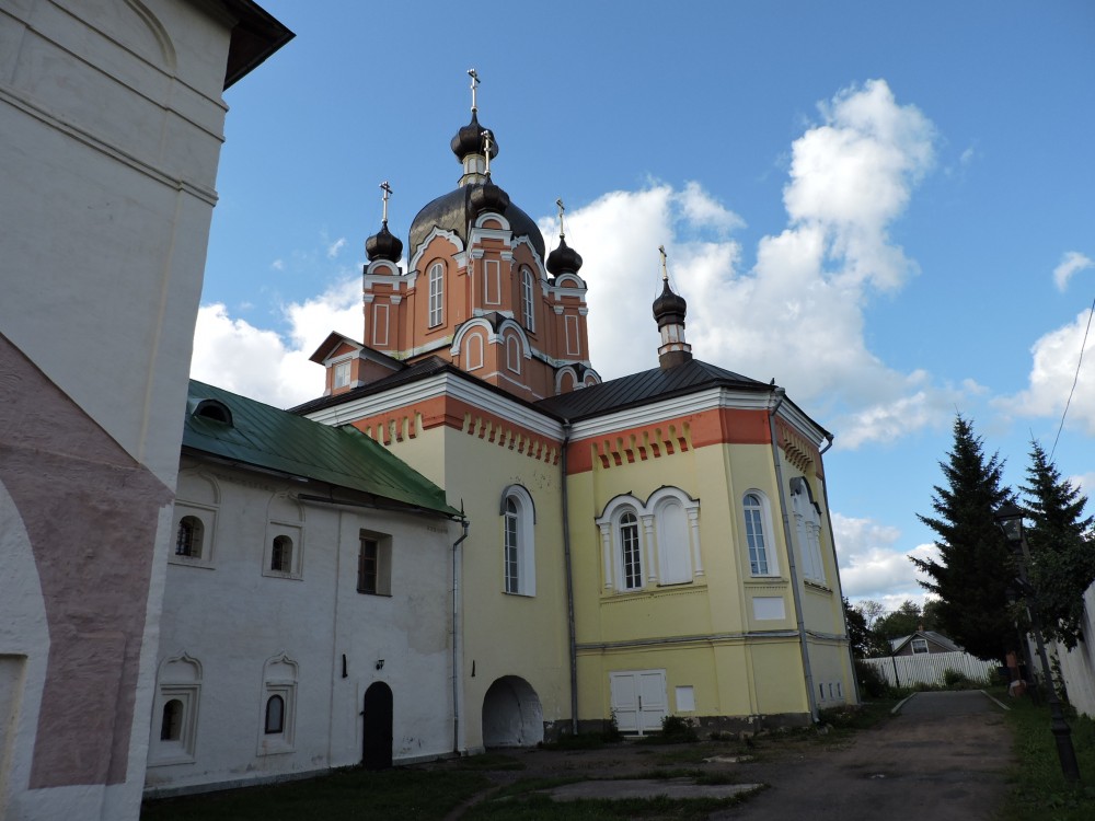 Тихвин. Тихвинский Богородице-Успенский мужской монастырь. Церковь Воздвижения Креста Господня. фасады